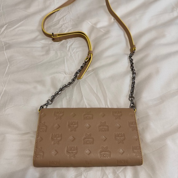 🔥 MCM Logo Klara Embossed Leather Smartphone Crossbody Clutch Wallet - Picture 9 of 11